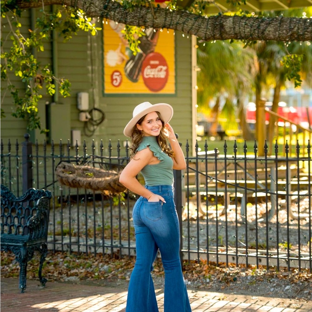 cropped green top. with ruffles!